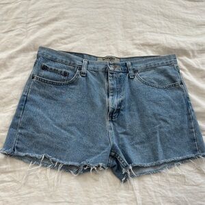 Wrangler Women's Frayed Hem Blue Jean Shorts Sz 33